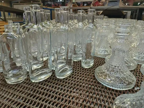 Stocké 375 ml 500 ml 700 ml 1000 ml Offset Peinture Bouteille En Verre Vide pour Vodka Liqueur Vin avec Bouchon À Vis En Liège Polymère