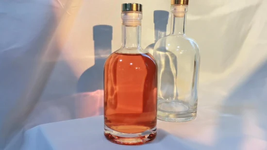 Bouteille de vin en verre de récipient d'alcool de vodka de logo adapté aux besoins du client